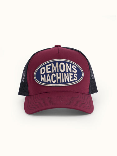 Gorra trucker Demons & Machines, con bordado en la frente y malla de nylon en la parte trasera. Talle único, cierre ajustable. #color_bordo