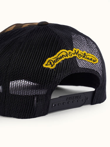 Gorra Podium de Demons & Machines en estilo camuflaje, vista frontal mostrando diseño y material resistente.