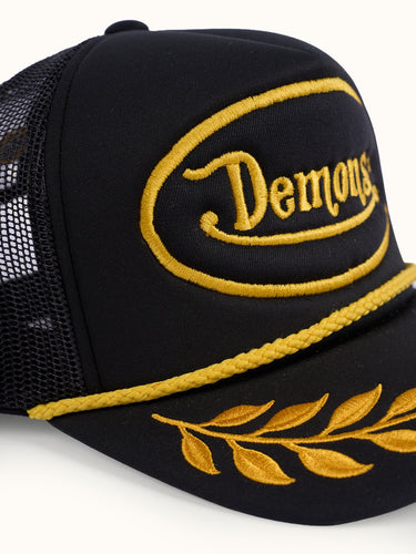 Gorra Podium II de Demons & Machines, estilo casual con malla y visera curva #color_negro