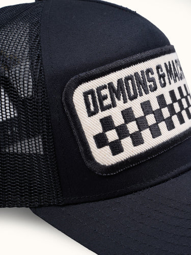 Gorra trucker DEMONS & MACHINES, estilo casual con malla y visera curva #color_negro