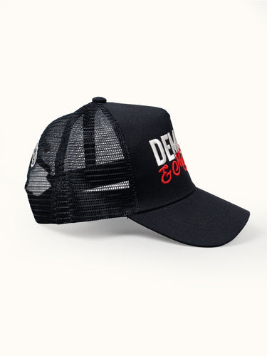 Gorra Trucker D&M negra, vista de perfil con red trasera y visera curva #color_negro