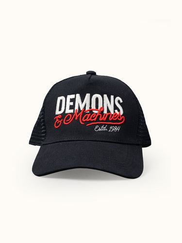 Gorra trucker Demons & Machines vista en la imagen, con malla y diseño clásico.