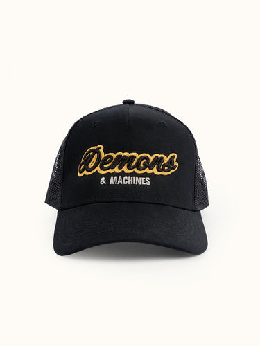 Gorra Demons & Machines estilo trucker con bordado en la frente y malla de nylon en la parte trasera. Talle único, cierre ajustable.#color_negro