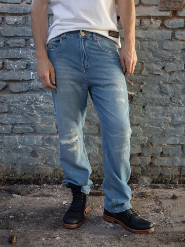 Jean de Demons & Machines de calce oversize. De tiro medio, este fit cae relajado con una apertura de pierna amplia y recta que continua regular hacia la botamanga. Lavado stone con sobre teñido crudo logrando un tono celeste vintage, gastados localizados y roturas reparadas a mano para un auténtica apariencia vintage.