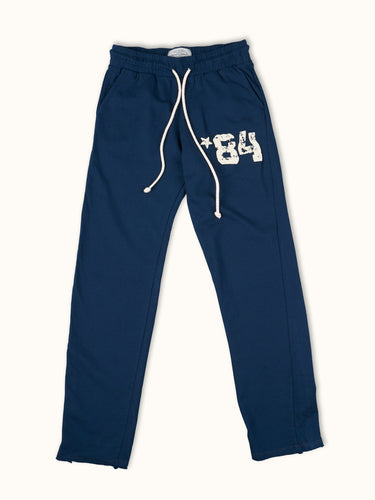 Pantalones de entrenamiento jogger azul de Demons & Machines, vista frontal del modelo en color azul. #color_azul