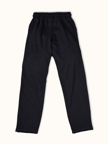 Pantalones de entrenamiento jogger negros de Demons & Machines, vista lateral mostrando el diseño cómodo y ajustado. #color_negro