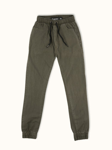 Pantalón Demons & Machines de corte jogger slim, confeccionado en gabardina elastizada. Bolsillos delanteros y bolsillo relojero bien jeaneros, cintura con elástico interno y cordón ajustable, bolsillos plaqué en trasero. #color_verde