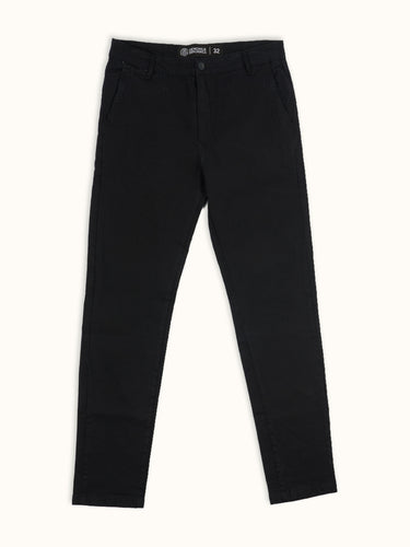 Pantalones chino gabardina Demons & Machines, vista frontal de los pantalones chinos Princeton en tela resistente. #color_negro