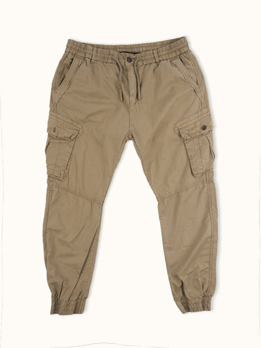 Pantalón cargo Demons & Machines oversize confeccionado en gabardina liviana de algodón. #color_camel