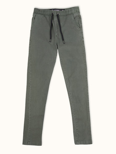 Pantalón chino Demons & Machines de corte jogger; confeccionado en gabardina elastizada. Cintura con elástico interno y cordón ajustable, bolsillos ojal y pinzas en trasero. #color_verde
