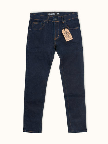 Jean de calce skinny confeccionado en denim elastizado importado de Turquía. Este fit es de tiro medio y queda entallado en piernas, acompañando el cuerpo sin pegarse excesivamente. #color_azul