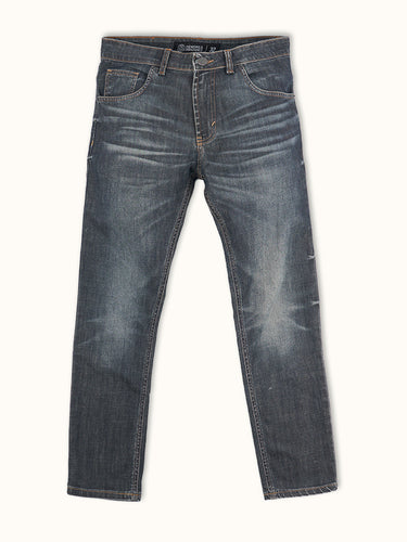 Jean Demons & Machines de calce slim confeccionado en denim elastizado importado de Turquía. Este fit es de tiro medio y queda entallado en piernas.La tela base, tejida en Turquía, es un gran diferencial en este modelo aportando comodidad, alta elasticidad y un tacto único. Lavado gastado con bigotes localizados al frente y en rodillas traseras.