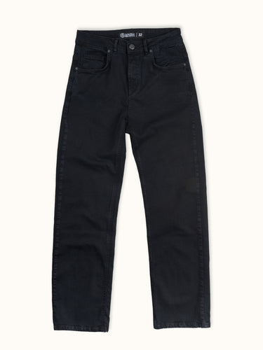 Pantalón relax negro de la marca Demons & Machines, vista frontal mostrando el estilo cómodo y casual.