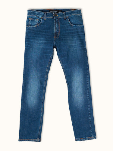 Jean de Demons & Machines de calce skinny confeccionado en denim elastizado importado de Turquía. Este fit es de tiro medio y queda entallado en piernas, acompañando el cuerpo sin pegarse excesivamente. La tela base, tejida en Turquía, es un gran diferencial en este modelo aportando comodidad, alta elasticidad y un tacto único. Lavado azul claro con gastado acentuado a la altura de las rodillas y bigoteado con láser al frente.