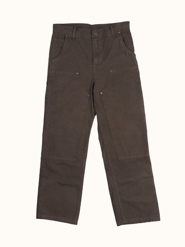Pantalón Demons & Machines modelo carpintero confeccionado en canvas pesado de algodón. Calce relajado en cadera con una apertura de pierna recta y cómoda. Rodillas doble capa de tela, pasacintos resistentes y bolsillos traseros reforzados. Cuenta con múltiples bolsillos para herramientas y artículos diversos, además de presilla para martillo en la pierna izquierda. #color_marr-n