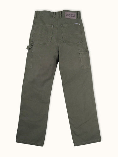 Pantalón Demons & Machines modelo carpintero confeccionado en canvas pesado de algodón. Calce relajado en cadera con una apertura de pierna recta y cómoda. Rodillas doble capa de tela, pasacintos resistentes y bolsillos traseros reforzados. Cuenta con múltiples bolsillos para herramientas y artículos diversos, además de presilla para martillo en la pierna izquierda. #color_verde
