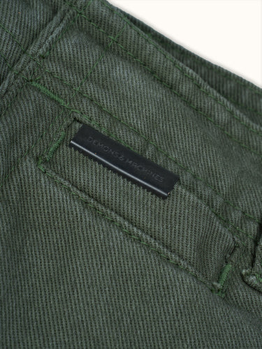 Pantalón cargo Benson de Demons & Machines en color militar, vista lateral con bolsillos y diseño resistente para uso casual. #color_verde