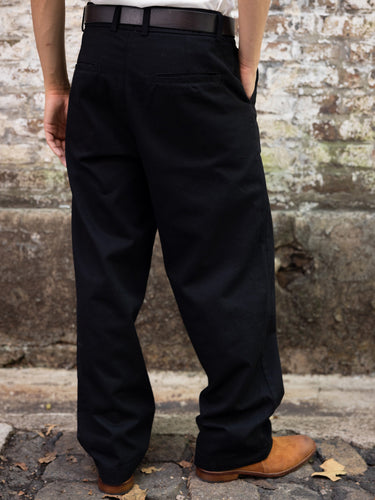 Pantalón DEMONS & MACHINES de calce relaxed con impronta sastrera, ideal para lucir un look casual y descontracturado. #color_negro