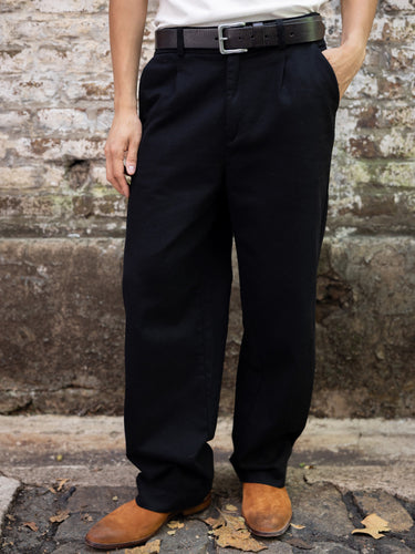 Pantalón DEMONS & MACHINES de calce relaxed con impronta sastrera, ideal para lucir un look casual y descontracturado. #color_negro