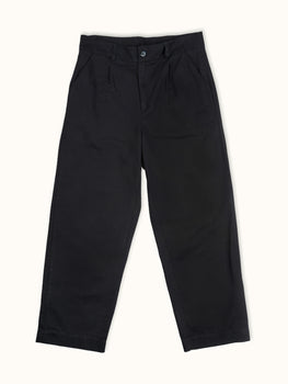 Pantalón DEMONS & MACHINES de calce relaxed con impronta sastrera, ideal para lucir un look casual y descontracturado. #color_negro