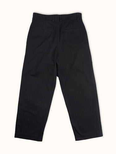 Pantalón DEMONS & MACHINES de calce relaxed con impronta sastrera, ideal para lucir un look casual y descontracturado. #color_negro