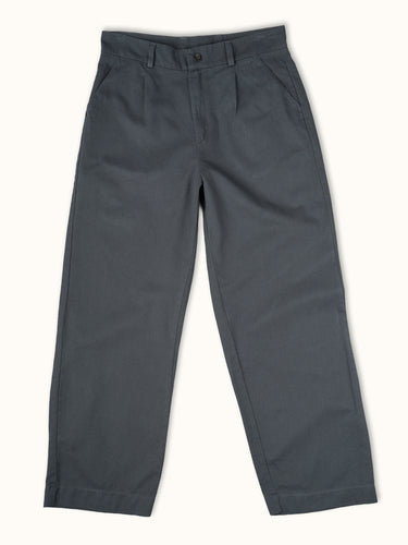 Pantalón DEMONS & MACHINES de calce relaxed con impronta sastrera, ideal para lucir un look casual y descontracturado. #color_gris