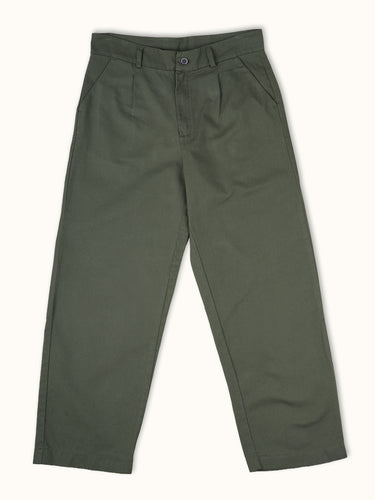 Pantalón DEMONS & MACHINES de calce relaxed con impronta sastrera, ideal para lucir un look casual y descontracturado. #color_verde
