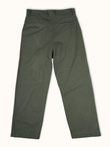 Pantalón DEMONS & MACHINES de calce relaxed con impronta sastrera, ideal para lucir un look casual y descontracturado. #color_verde