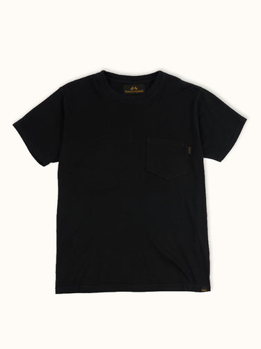 Remera Demons & Machines manga corta confeccionada en jersey de algodón con cuello de ribb y bolsillo plaqué. Regular fit. #color_negro