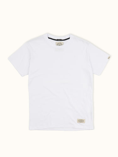 Remera básica blanca de la marca Demons & Machines, vista frontal mostrando el diseño simple y cómodo de la prenda. #color_blanco