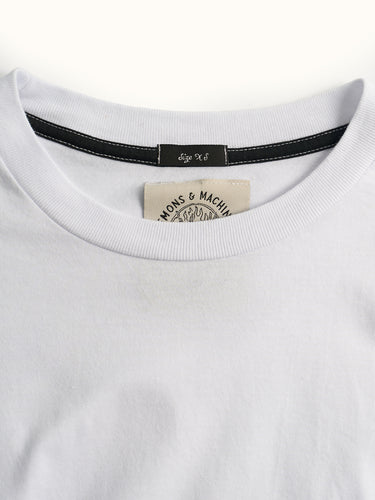 Remera básica blanca de la marca Demons & Machines, vista frontal, tela suave y diseño sencillo para uso diario. #color_blanco