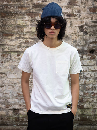 Remera DEMONS & MACHINES con bolsillo, 100% algodón pesado premium, estilo casual y moderno. #color_offwhite