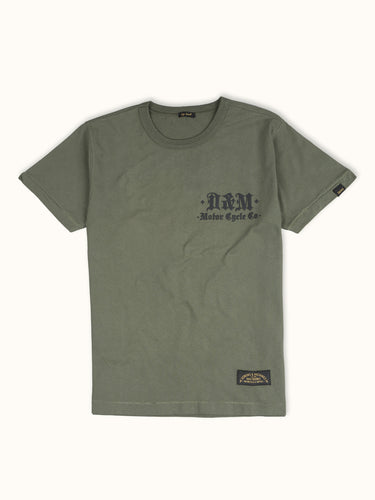 Remera DEMONS & MACHINES Martínez Address en color verde, con diseño estampado en frente y dorso en serigrafía puff.