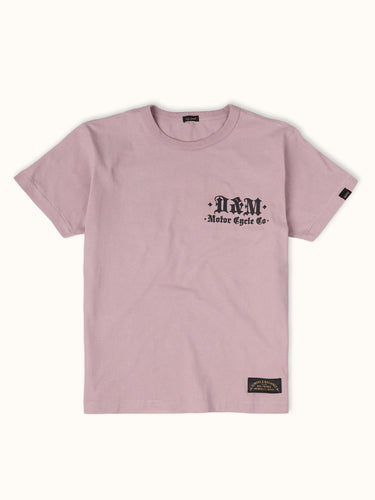 Remera rosa DEMONS & MACHINES Palermo Address con diseño en la parte frontal, tela suave 100% algodón, con diseño estampado grande en serigrafía y corte cómodo.