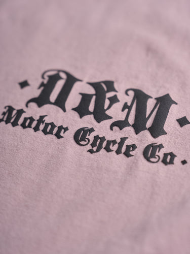 Remera rosa DEMONS & MACHINES Palermo Address con diseño en la parte frontal, tela suave 100% algodón, con diseño estampado grande en serigrafía y corte cómodo.