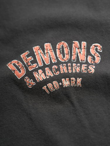 Remera slim DEMONS & MACHINES EAGLE, estampa gigante craqueada, algodón pesado peinado premium. #color_negro