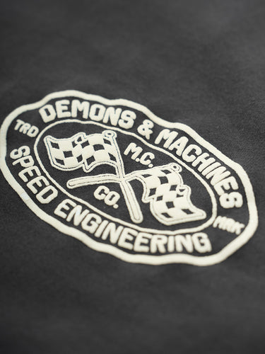 Remera deportiva Demons & Machines Speed, 100% algodón premium con cuello y puños combinados a contra tono con diseño moderno, estampa puff y ajuste cómodo para entrenamiento. #color_crudo