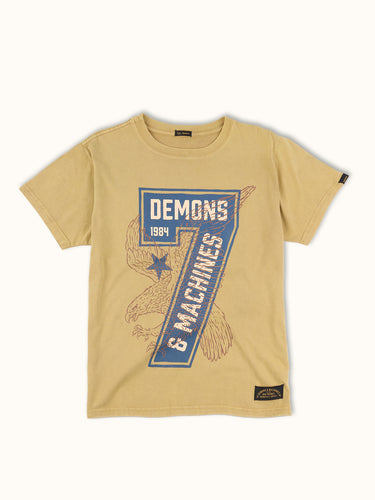 Remera de Demons & Machines confeccionada en jersey de algodón peinado. Calce slim, manga corta y cuello en reeb. Proceso de teñido acid wash sobre prenda terminada, generando sobre la tela un look gastado imperfecto. Las variaciones en el tono son propias de este tipo de teñido y logra que ninguna prenda sea exactamente igual a la otra. Estampa al frente y en espalda mediante serigrafía con tinta cubritiva.