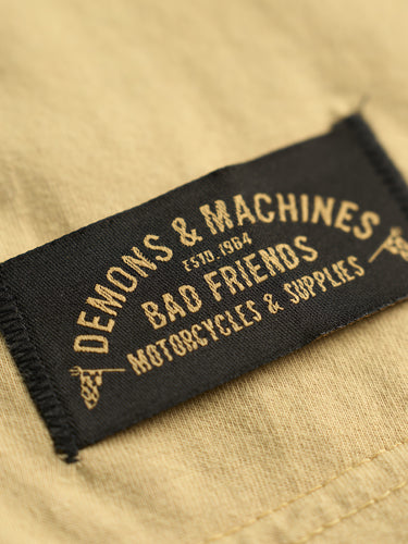 Remera de Demons & Machines confeccionada en jersey de algodón peinado. Calce slim, manga corta y cuello en reeb. Proceso de teñido acid wash sobre prenda terminada, generando sobre la tela un look gastado imperfecto. Las variaciones en el tono son propias de este tipo de teñido y logra que ninguna prenda sea exactamente igual a la otra. Estampa al frente y en espalda mediante serigrafía con tinta cubritiva.