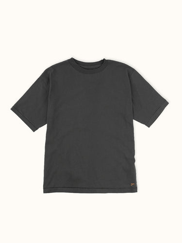 Remera manga corta Demons & Machines calce relaxed, con hombro caído, confeccionada en Jersey 16/1 de algodón peinado. Terminaciones de mangas y ruedo con dobladillo y costura india. Logo de marca bordado en bajo ruedo. Suavizado sobre prenda terminada. #color_negro