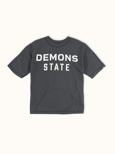 Remera Demons & Machines manga corta calce relaxed, con hombro caído, confeccionada en Jersey de algodón peinado. Estampa al frente con corrosión y roturas localizadas. Stone wash sobre prenda terminada, dandole un look gastado imperfecto a la tela y a la estampa. #color_negro