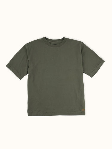 Remera manga corta Demons & Machines calce relaxed, con hombro caído, confeccionada en Jersey 16/1 de algodón peinado. Terminaciones de mangas y ruedo con dobladillo y costura india. Logo de marca bordado en bajo ruedo. Suavizado sobre prenda terminada. #color_verde