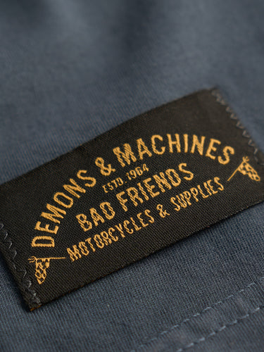 Remera manga corta de Demons & Machines confeccionada en jersey de algodón y cuello de ribb. Estampa al frente y en espalda. Teñido en prenda. Regular fit. #color_aero