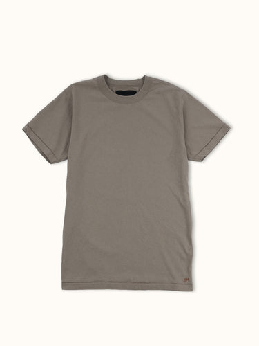 Remera slim Demons & Machines, 100% algodón pesado premium, con bordado inferior de marca, tela suave y ajustada para estilo casual. #color_khaki