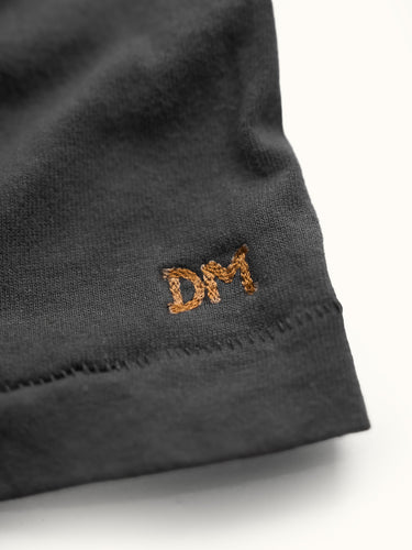 Remera slim Demons & Machines, 100% algodón pesado premium, con bordado inferior de marca, tela suave y ajustada para estilo casual. #color_negro