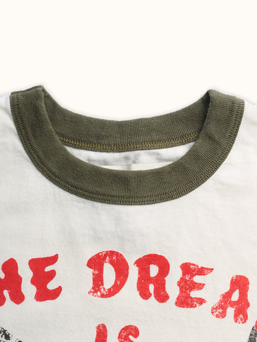 Remera Demons & Machines manga corta calce slim, confeccionada en Jersey de algodón peinado. Cuello y puños terminados en collareta ancha con tejido ribb a contratono, dando un look sporty vintage. Terminacion ruedo con dobladillo y costura india. Estampas marcarias al frente y en espalda, en serigrafía con efecto desgastado y Artes by Luis Mayer.