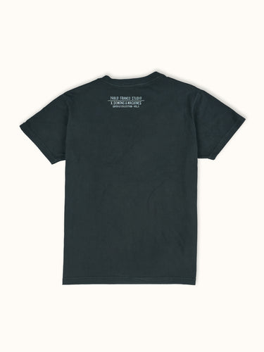 Remera DEMONS & MACHINES Chase de manga corta, en colaboración con el fotógrafo Pablo Franco con diseño gráfico en el frente, 100% algodón premium y cuello redondo.
