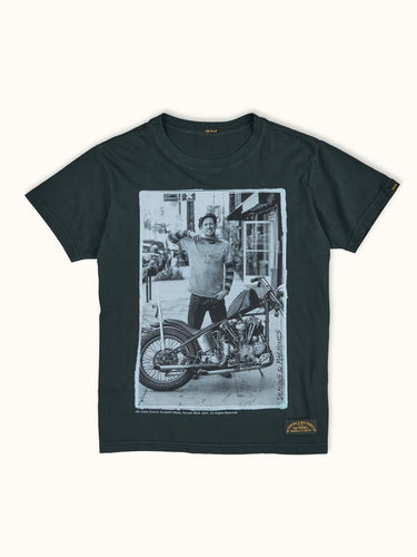 Remera DEMONS & MACHINES Chase de manga corta, en colaboración con el fotógrafo Pablo Franco con diseño gráfico en el frente, 100% algodón premium y cuello redondo.