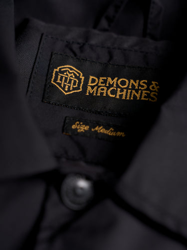 Abrigo rompeviento Nashville de Demons & Machines, confeccionado en poliamida impermeable. De calce recto y cuello camisero.