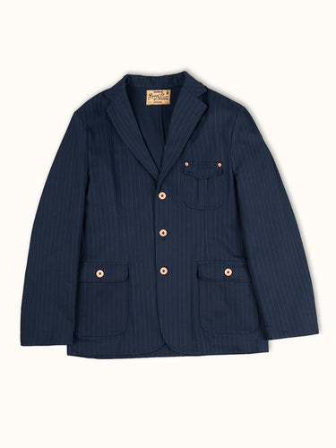 Saco sastrero calce blazer, confeccionado en gabardina de algodón rayado para un look descontracturado, con cuello solapa y 3 botones jeaneros al frente.